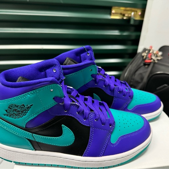 Size 7.5 - Air Jordan 1 Mid Black Grape W BRAND NEW WITH BOX - Picture 4 of 7